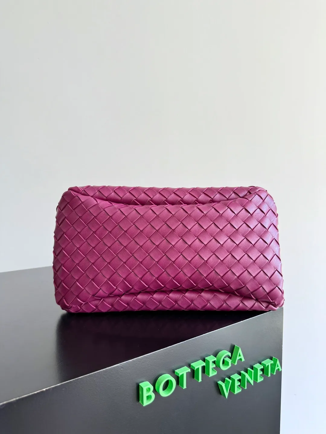 Batch 2160 new products are coming! BOTTEGA VENETA Bottega Veneta's 2025 new Campana shoulder bag is on the market~ First of all, I would like to praise the weight of this bag. As a not too small bag, it is very light for daily use. For people like me who need to carry a lot of belongings when going out, this advantage is great, and it greatly reduces the burden of traveling. 🛍️The shape is a bit like a combination of parachute and jodie. The blunt triangle shape is cute and honest. Carrying it on your back when going shopping is a good mood accelerator. The handles and body of the bag are both classic weaves. A tie is added to the original open design. If it is not tied up, the bag will look like a small vegetable basket when carried. Style number: 844249 Size: 33*20*16.5cm